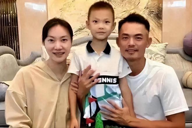 林丹送8岁儿子西班牙学网球谢杏芳和婆婆陪读住大别墅很享受(图1)