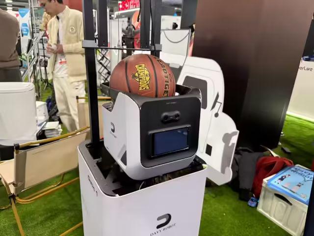 智能篮球训练机器人Datic 1亮相CES 2025:AI追踪 + 自动回传售价1000美元