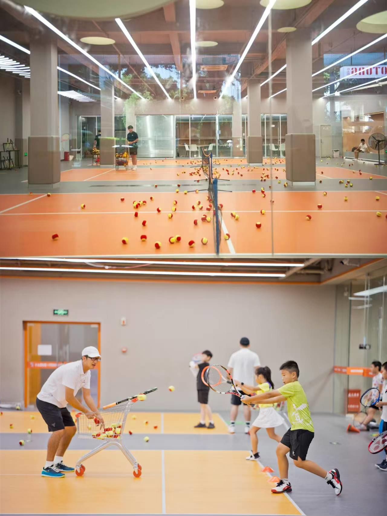 青少年网球盛宴:小海豚志愿者为十五运会助力